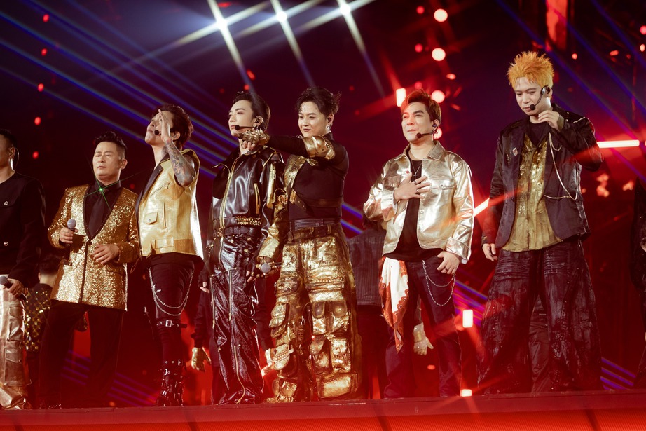 Kh&aacute;n giả &ldquo;quẩy&rdquo; nhiệt t&igrave;nh dưới cơn mưa nh&acirc;n tạo tại concert Anh trai vượt ng&agrave;n ch&ocirc;ng gai- Ảnh 1.