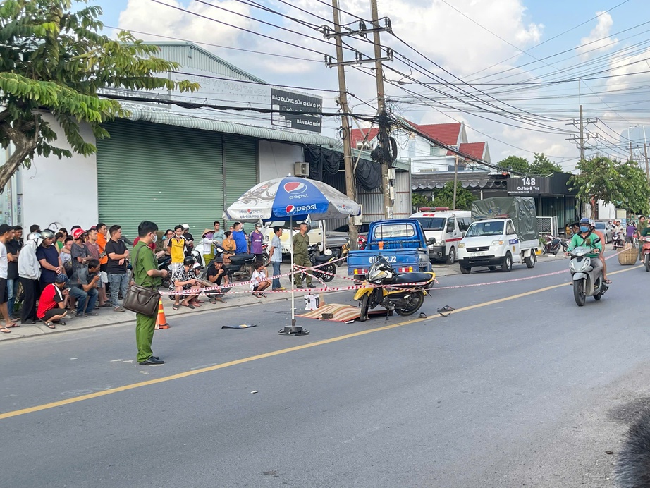 B&igrave;nh Dương: Xe tải va chạm xe m&aacute;y, 2 người thương vong- Ảnh 1.