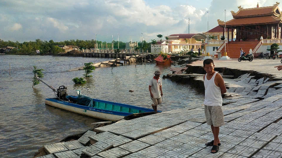 C&agrave; Mau: Sạt lở đất l&uacute;c rạng s&aacute;ng khiến 55m bờ k&egrave; tr&ocirc;i s&ocirc;ng- Ảnh 1.