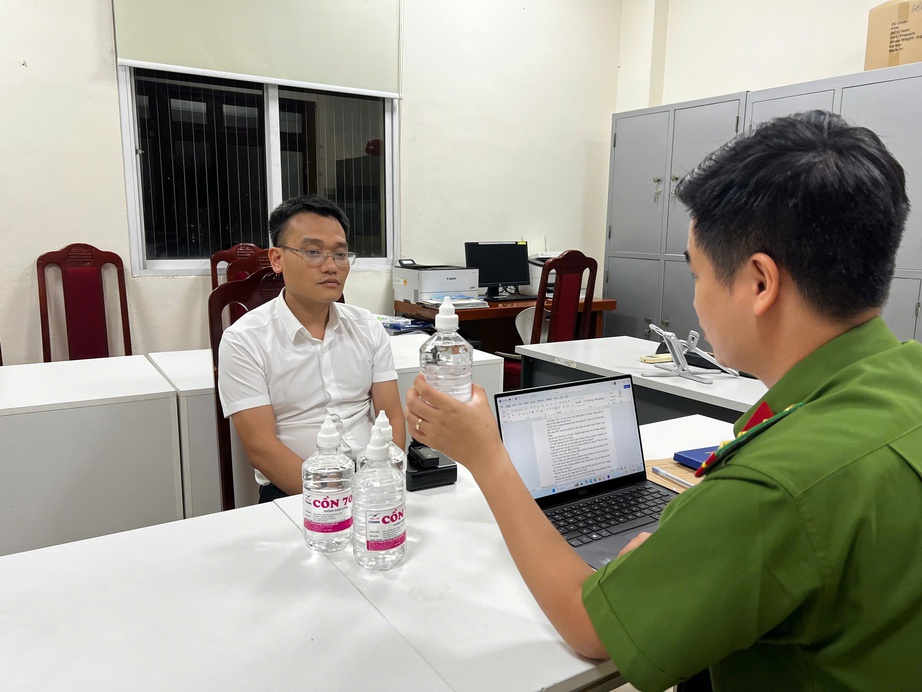 Hà Nội: Bắt giữ một phó chủ tịch thị trấn sản xuất cồn y tế giả- Ảnh 1. Hà Nội: Bắt giữ một phó chủ tịch thị trấn sản xuất cồn y tế giả- Ảnh 1.