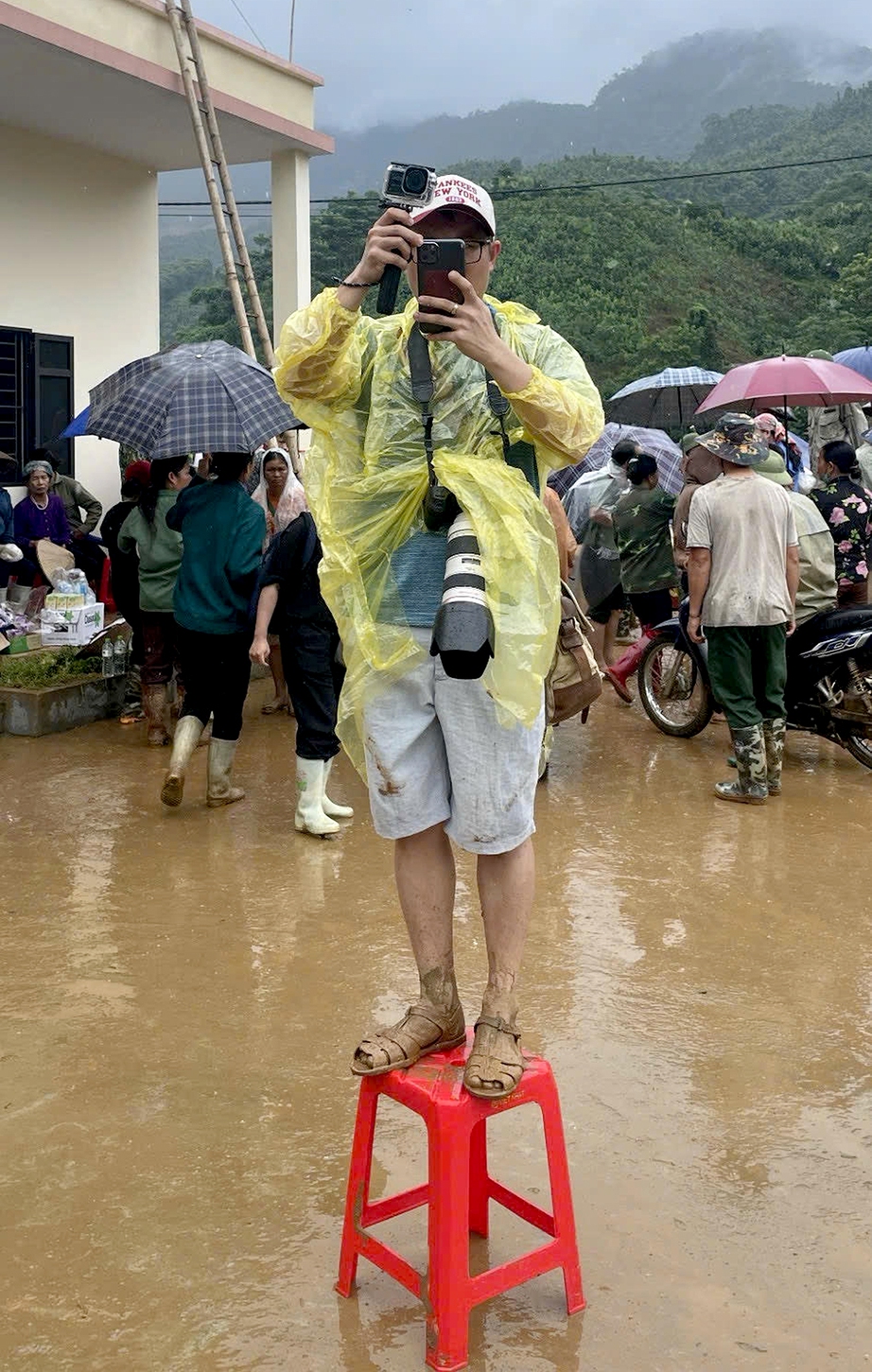 T&aacute;c nghiệp trong nước mắt ở L&agrave;ng Nủ- Ảnh 2.