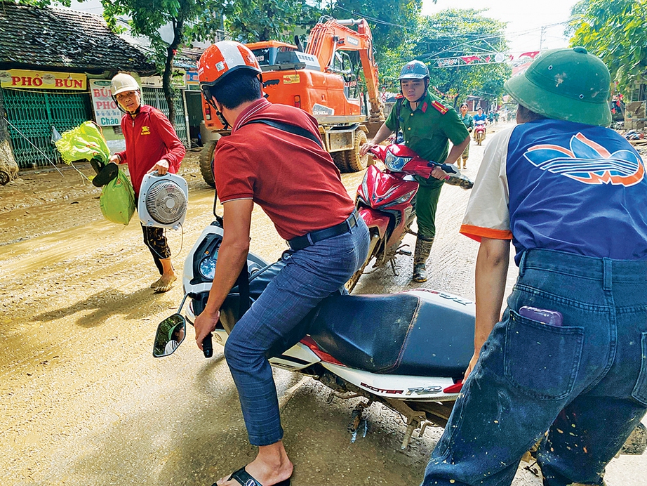 T&aacute;c nghiệp trong nước mắt ở L&agrave;ng Nủ- Ảnh 1.