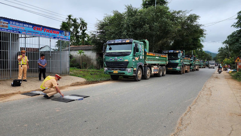 Xe tải hết hạn kiểm định, kh&ocirc;ng ph&ugrave; hiệu, chở qu&aacute; tải, chủ xe bị phạt 86 triệu đồng- Ảnh 1.