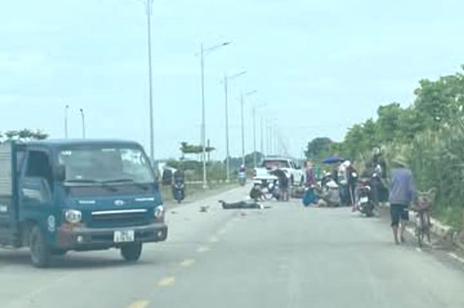 Xe m&aacute;y va chạm &ocirc; t&ocirc; tải, nữ sinh vi&ecirc;n tử vong- Ảnh 1.