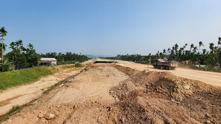 Quảng Ng&atilde;i: Hoạt động vận tải tăng mạnh, đ&ocirc; thị h&oacute;a tiến triển r&otilde; n&eacute;t- Ảnh 3.