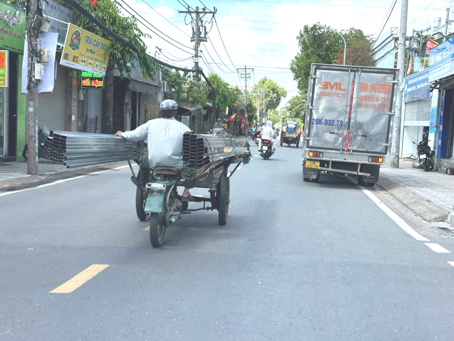 CSGT TP.HCM xử phạt h&agrave;ng loạt xe tự chế chở h&agrave;ng cồng kềnh- Ảnh 10.