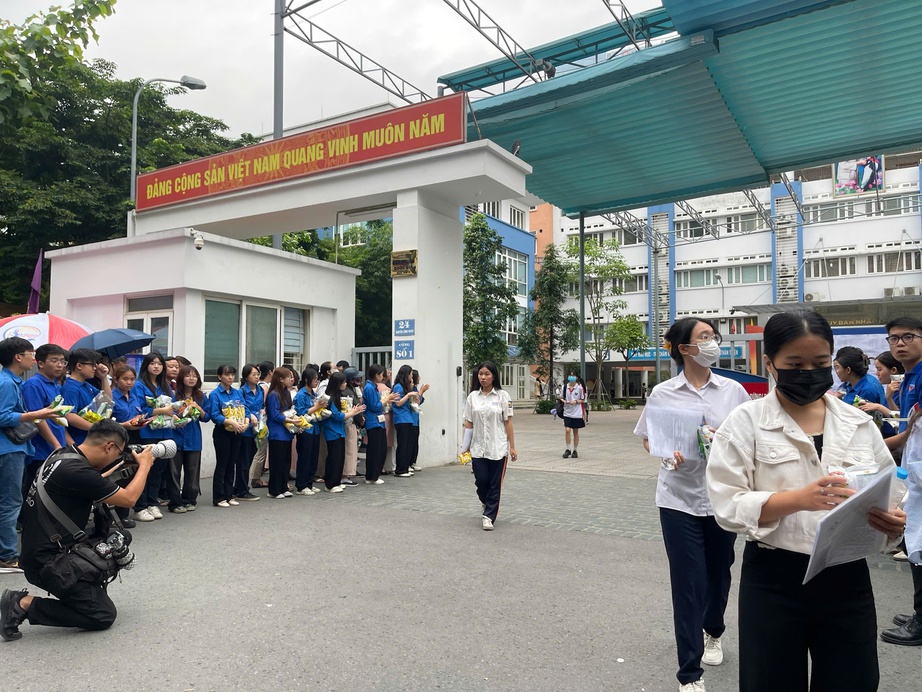 Th&iacute; sinh cả nước nhẹ nh&otilde;m kh&eacute;p lại kỳ thi tốt nghiệp THPT 2025- Ảnh 10.