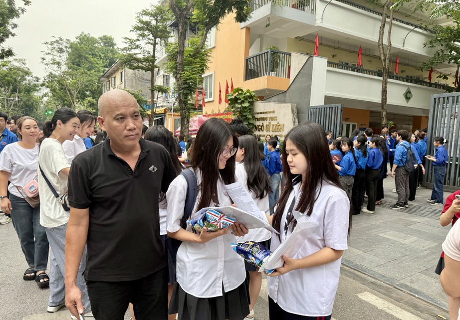 Th&iacute; sinh cả nước nhẹ nh&otilde;m kh&eacute;p lại kỳ thi tốt nghiệp THPT 2025- Ảnh 8.