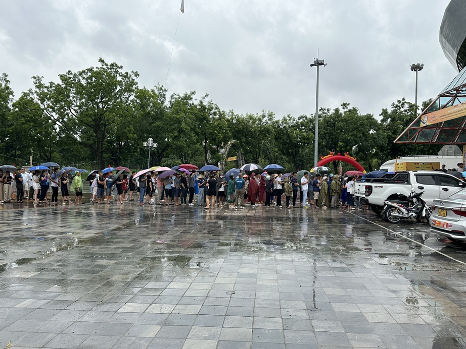 Vĩnh Ph&uacute;c: Người d&acirc;n đội mưa mua v&eacute; xem b&oacute;ng chuyền nữ quốc tế- Ảnh 1.