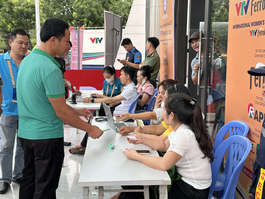 Vĩnh Ph&uacute;c: Người d&acirc;n đội mưa mua v&eacute; xem b&oacute;ng chuyền nữ quốc tế- Ảnh 5.