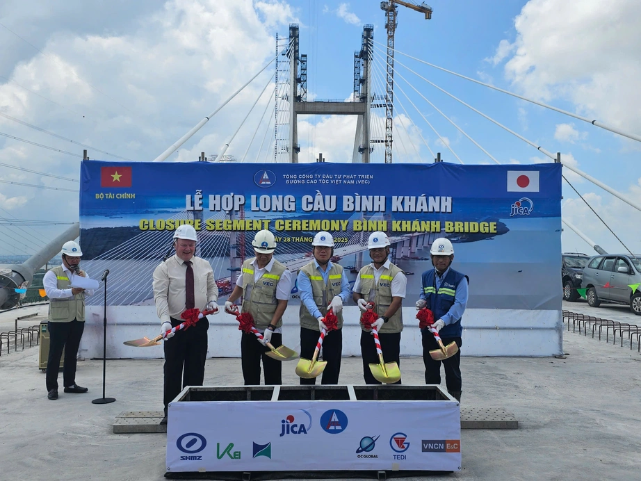 Hợp long cầu B&igrave;nh Kh&aacute;nh tr&ecirc;n cao tốc Bến Lức - Long Th&agrave;nh- Ảnh 1.