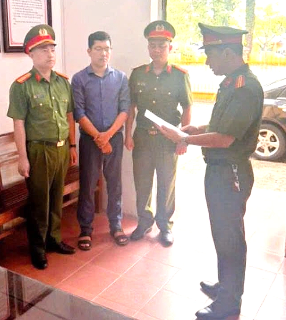 Bắt tạm giam kế to&aacute;n trường học chiếm đoạt tiền bảo hiểm y tế của học sinh- Ảnh 1.