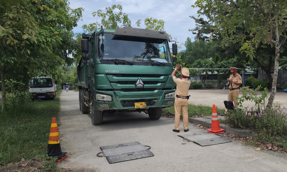 T&agrave;i xế kh&ocirc;ng GPLX, chở qu&aacute; tải gần 400%, chủ xe bị phạt hơn 120 triệu đồng- Ảnh 1.