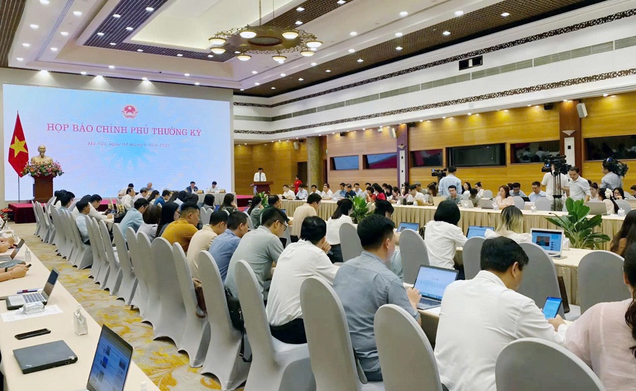 Thứ trưởng Nguyễn Danh Huy th&ocirc;ng tin về phương &aacute;n bỏ giấy ph&eacute;p x&acirc;y dựng- Ảnh 3.