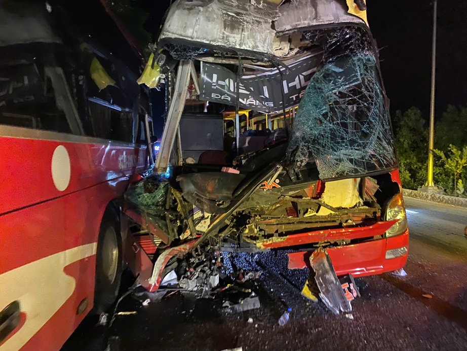 Ba xe chở hơn 100 h&agrave;nh kh&aacute;ch t&ocirc;ng li&ecirc;n ho&agrave;n tr&ecirc;n đường tr&aacute;nh Huế, nhiều người nhập viện- Ảnh 1.