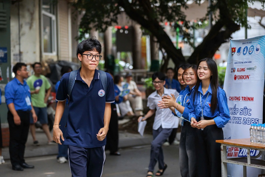 Gần 103.000 th&iacute; sinh H&agrave; Nội bước v&agrave;o kỳ thi lớp 10 c&ocirc;ng lập- Ảnh 1.