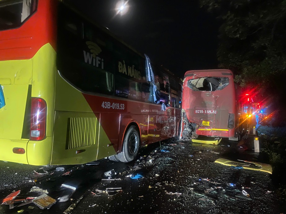 Ba xe chở hơn 100 h&agrave;nh kh&aacute;ch t&ocirc;ng li&ecirc;n ho&agrave;n tr&ecirc;n đường tr&aacute;nh Huế, nhiều người nhập viện- Ảnh 2.