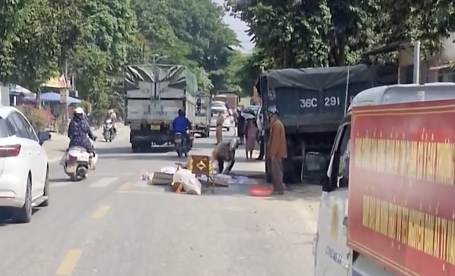 Thanh H&oacute;a: Người phụ nữ tử vong thương t&acirc;m dưới gầm xe tải- Ảnh 1.