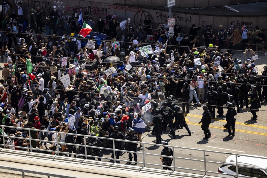 Cuộc đụng độ khốc liệt giữa người biểu t&igrave;nh v&agrave; lực lượng thực thi ph&aacute;p luật ở Los Angeles- Ảnh 1.