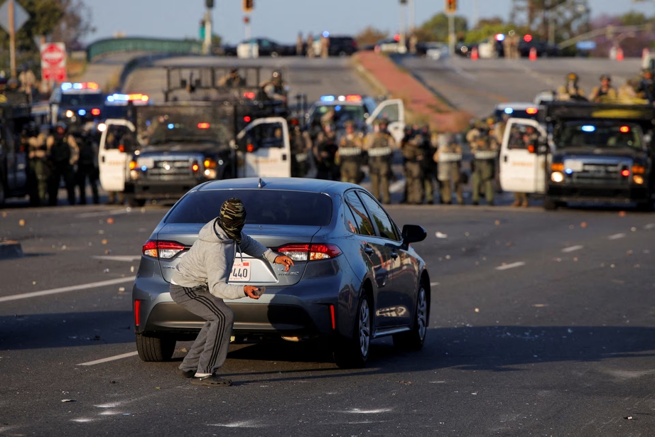 Cuộc đụng độ khốc liệt giữa người biểu t&igrave;nh v&agrave; lực lượng thực thi ph&aacute;p luật ở Los Angeles- Ảnh 9.