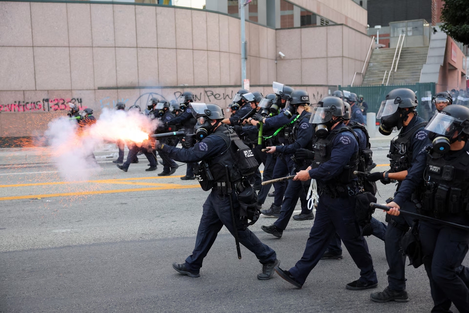 Cuộc đụng độ khốc liệt giữa người biểu t&igrave;nh v&agrave; lực lượng thực thi ph&aacute;p luật ở Los Angeles- Ảnh 10.