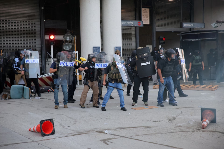 Cuộc đụng độ khốc liệt giữa người biểu t&igrave;nh v&agrave; lực lượng thực thi ph&aacute;p luật ở Los Angeles- Ảnh 12.
