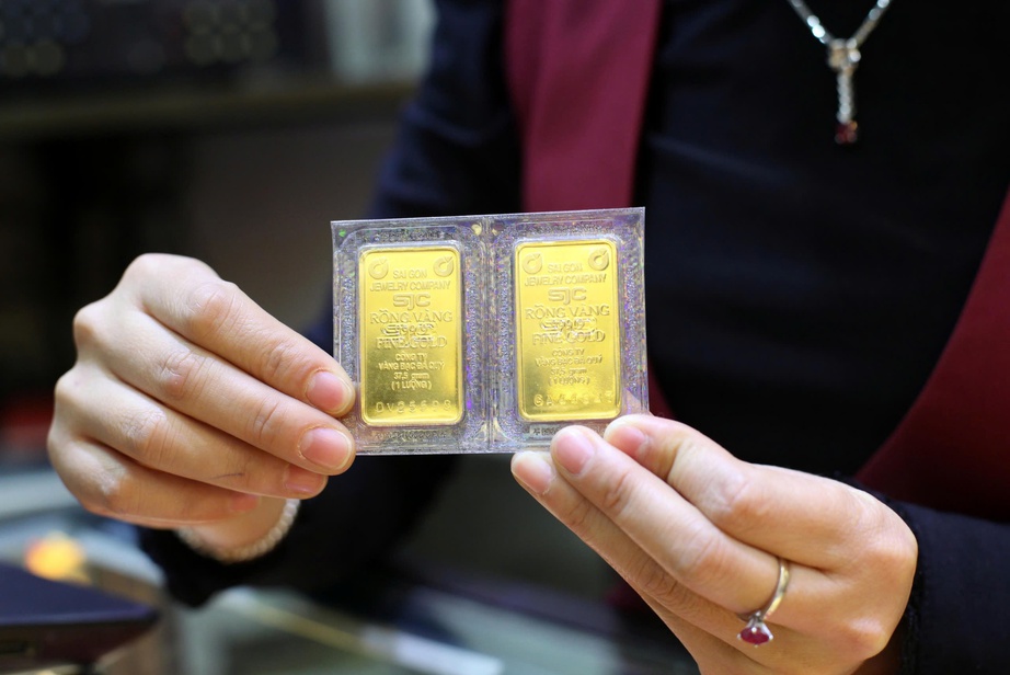 Gi&aacute; v&agrave;ng đồng loạt tăng gần 1 triệu đồng- Ảnh 1.