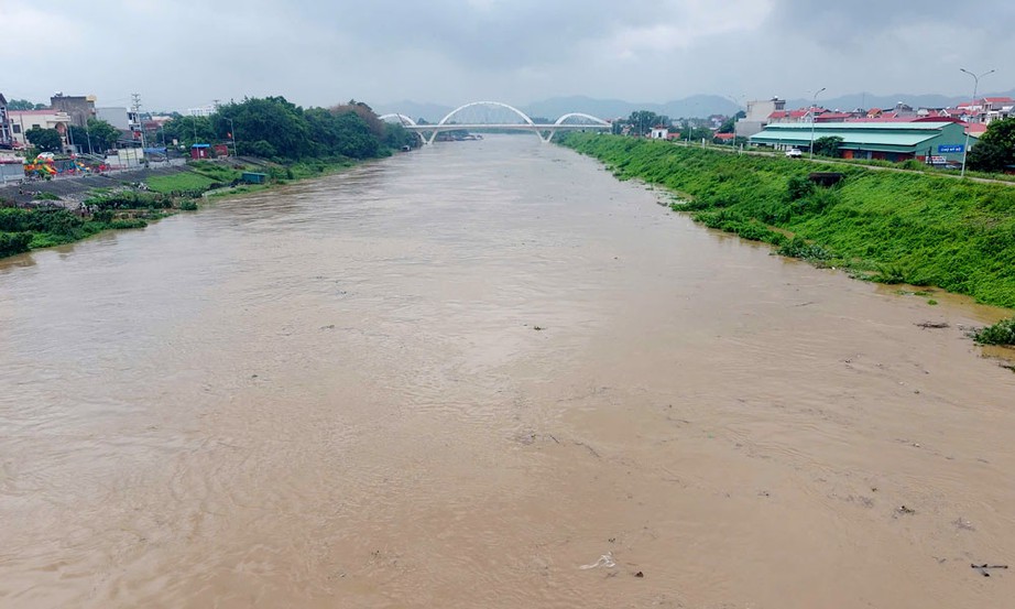 Mưa lớn, Bộ NN&MT y&ecirc;u cầu c&aacute;c tỉnh ven s&ocirc;ng sẵn s&agrave;ng hộ đ&ecirc;- Ảnh 1.