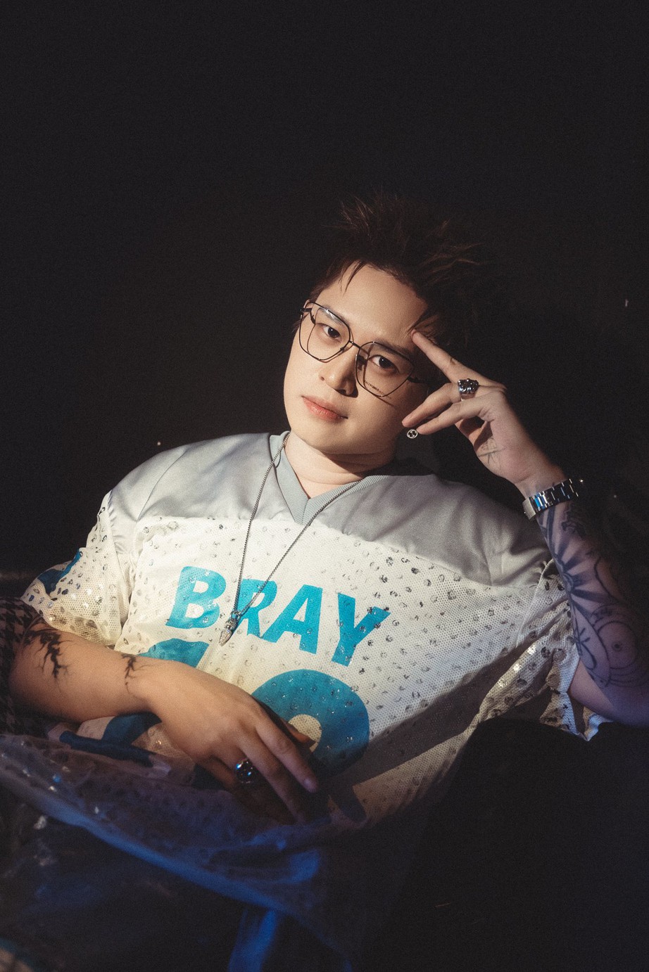 B Ray "lột x&aacute;c" nhưng vẫn bị c&aacute;c em xinh cản đường - Ảnh 2.