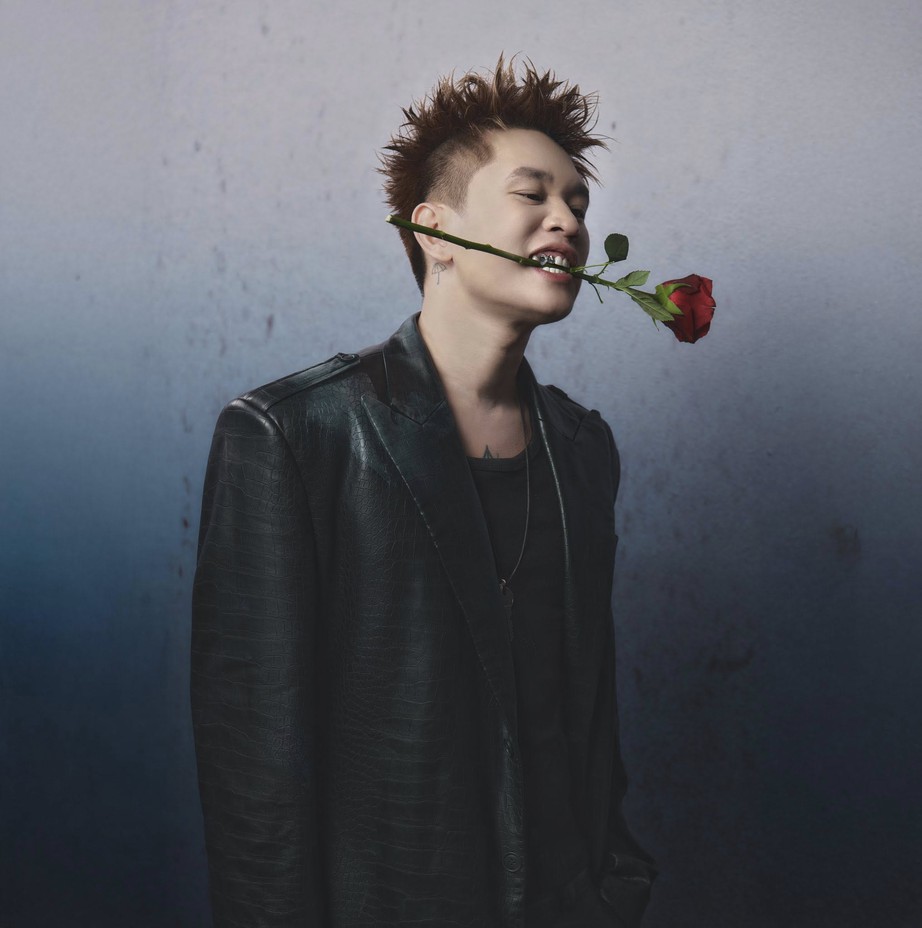 B Ray "lột x&aacute;c" nhưng vẫn bị c&aacute;c em xinh cản đường - Ảnh 1.