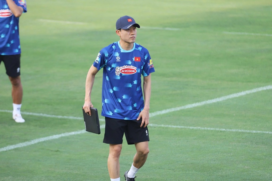 &ldquo;C&aacute;nh tay phải&rdquo; một thời của HLV Kim Sang-sik bất ngờ đến V-League l&agrave;m việc- Ảnh 1.