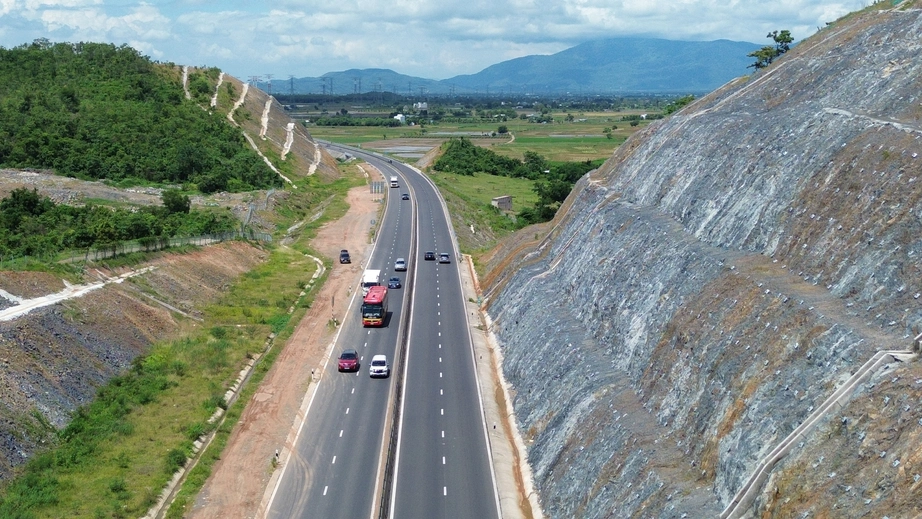 Lắp dải phân cách ngăn ô tô đỗ xe trái phép trên cao tốc Vĩnh Hảo - Phan Thiết- Ảnh 2. Lắp dải phân cách ngăn ô tô đỗ xe trái phép trên cao tốc Vĩnh Hảo - Phan Thiết- Ảnh 2.
