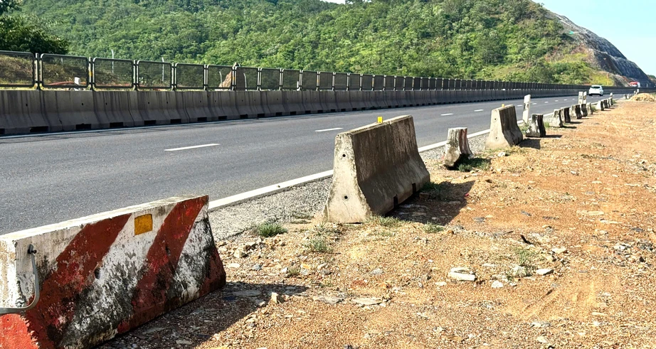 Lắp dải phân cách ngăn ô tô đỗ xe trái phép trên cao tốc Vĩnh Hảo - Phan Thiết- Ảnh 1. Lắp dải phân cách ngăn ô tô đỗ xe trái phép trên cao tốc Vĩnh Hảo - Phan Thiết- Ảnh 1.