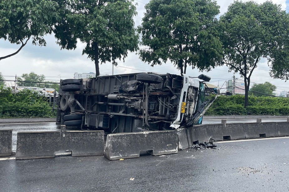 TP.HCM: Liên tiếp hai xe tải tông dải phân cách, đường Đỗ Mười kẹt cứng giữa trưa- Ảnh 1. TP.HCM: Liên tiếp hai xe tải tông dải phân cách, đường Đỗ Mười kẹt cứng giữa trưa- Ảnh 1.