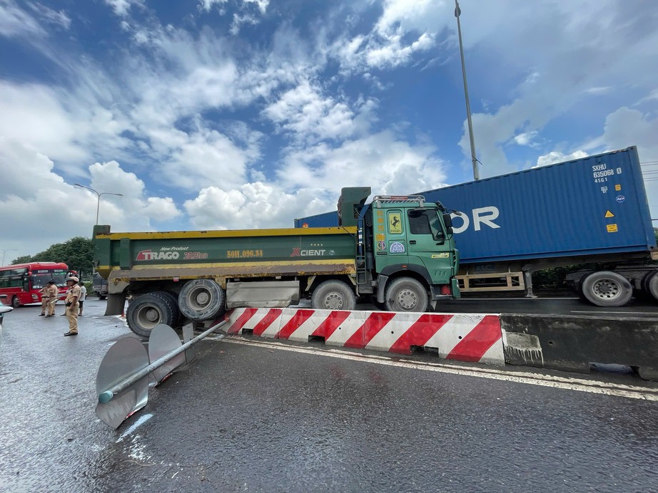 TP.HCM: Liên tiếp hai xe tải tông dải phân cách, đường Đỗ Mười kẹt cứng giữa trưa- Ảnh 2. TP.HCM: Liên tiếp hai xe tải tông dải phân cách, đường Đỗ Mười kẹt cứng giữa trưa- Ảnh 2.