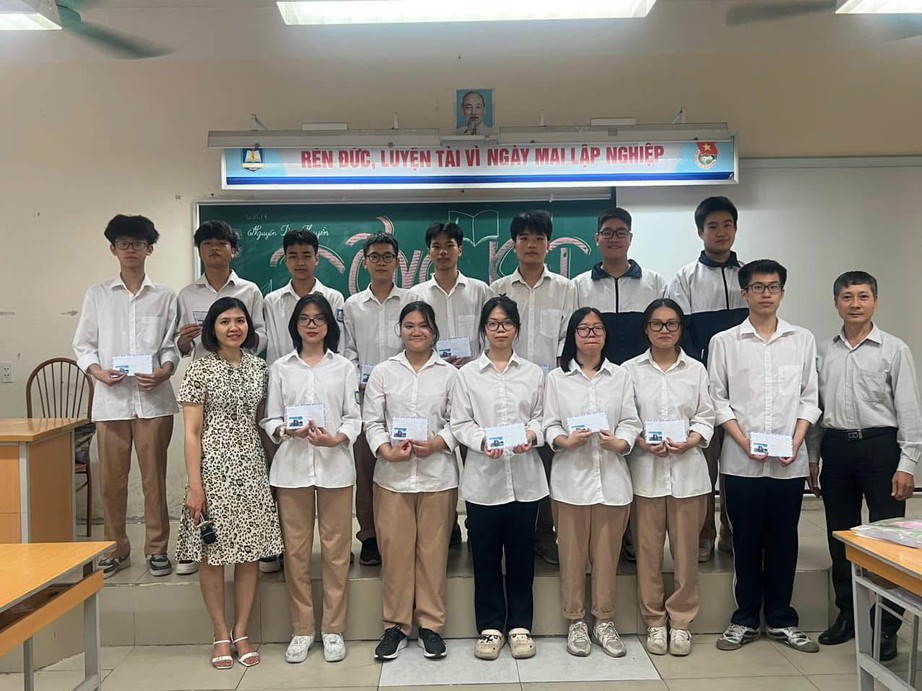 Thủ khoa khối A00 từ Trường Nguyễn Gia Thiều với 30/30 điểm- Ảnh 1.