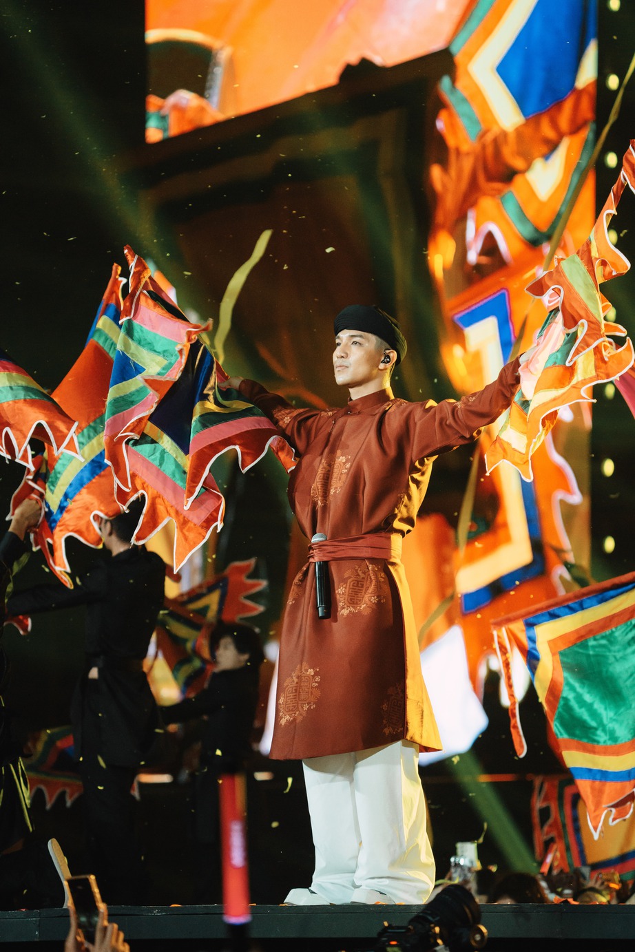 Concert Anh trai vượt ng&agrave;n ch&ocirc;ng gai: Nhiều hạng ghế "ch&aacute;y v&eacute;" trong 30 ph&uacute;t- Ảnh 1.