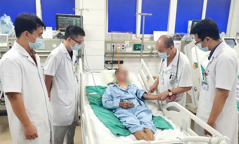 Sức khỏe c&aacute;c bệnh nh&acirc;n cấp cứu sau ăn tiết canh lợn ở Hưng Y&ecirc;n giờ ra sao?- Ảnh 1.