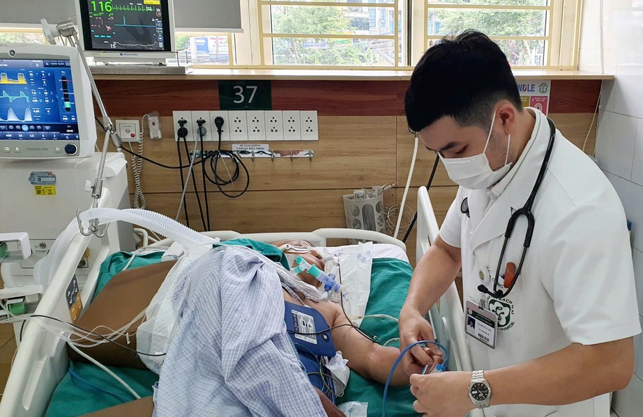 Ngừng tim, tổn thương n&atilde;o v&igrave; nghe thầy lang d&ugrave;ng thuốc l&aacute; trị rắn cắn- Ảnh 1.