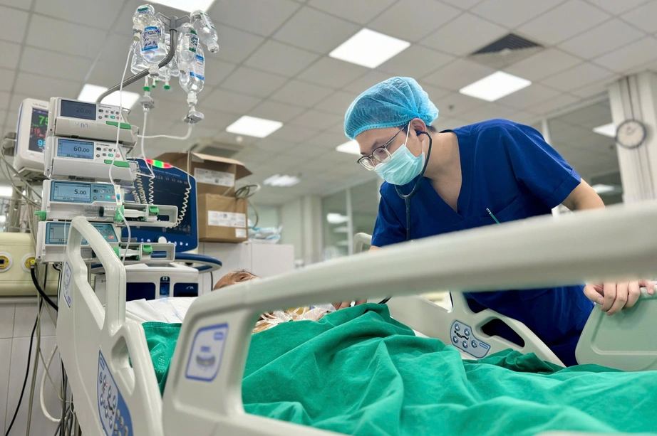 Lạm dụng rượu, li&ecirc;n tiếp c&aacute;c ca xơ gan nguy kịch nhập viện- Ảnh 1.