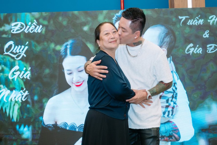 Tuấn Hưng l&ecirc;n tiếng về việc cạo trọc đầu: "Ai hiểu th&igrave; thương, chưa hiểu t&ocirc;i cũng thương"- Ảnh 2.