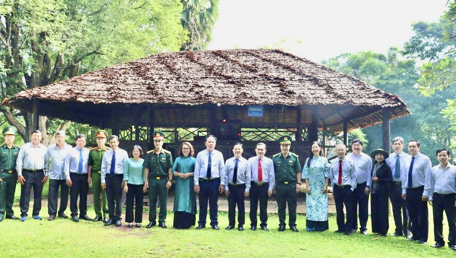 Đồng Nai: D&acirc;ng hương tại Căn cứ T&agrave; Thiết, tặng qu&agrave; tri &acirc;n người c&oacute; c&ocirc;ng nh&acirc;n dịp 27/7- Ảnh 5.