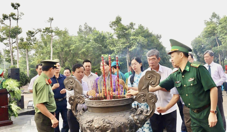 Đồng Nai: D&acirc;ng hương tại Căn cứ T&agrave; Thiết, tặng qu&agrave; tri &acirc;n người c&oacute; c&ocirc;ng nh&acirc;n dịp 27/7- Ảnh 4.