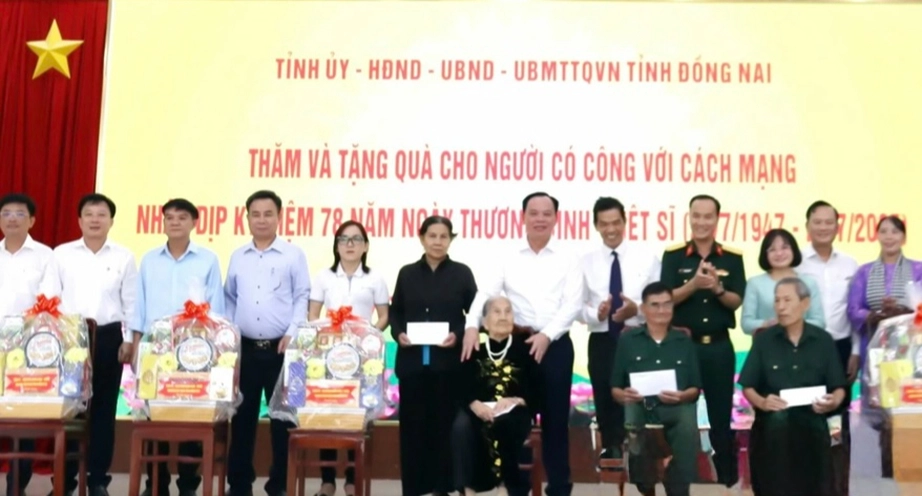 Đồng Nai: D&acirc;ng hương tại Căn cứ T&agrave; Thiết, tặng qu&agrave; tri &acirc;n người c&oacute; c&ocirc;ng nh&acirc;n dịp 27/7- Ảnh 6.