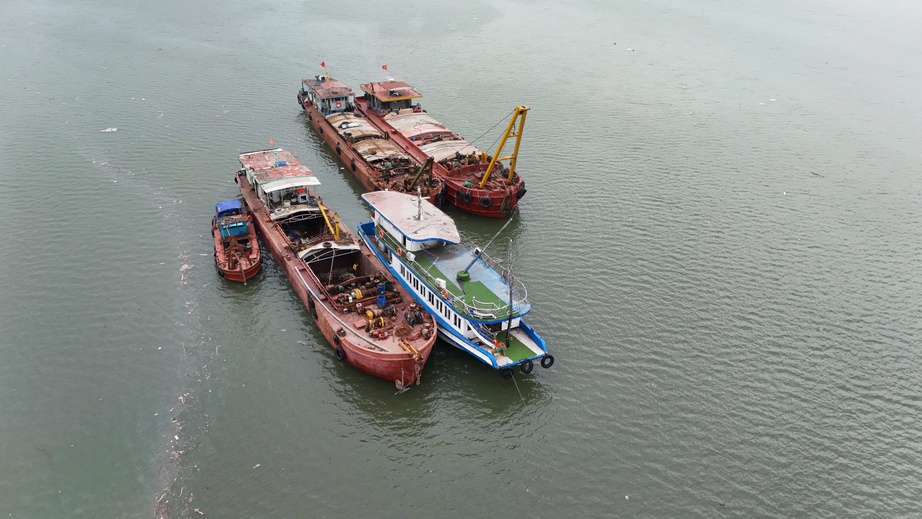 Lật tàu ở Quảng Ninh: 35 người tử vong, tiếp tục tìm kiếm 4 người mất tích- Ảnh 2. Lật tàu ở Quảng Ninh: 35 người tử vong, tiếp tục tìm kiếm 4 người mất tích- Ảnh 2.