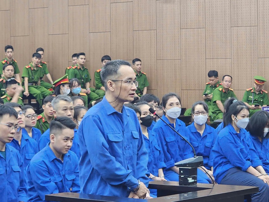 H&agrave; Nội x&eacute;t xử 45 bị c&aacute;o trong nh&oacute;m đ&ograve;i nợ kiểu "khủng bố" qua điện thoại- Ảnh 1.