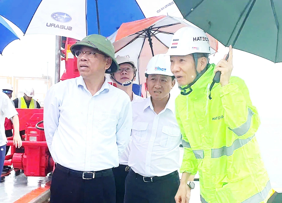 Thứ trưởng Nguyễn Xu&acirc;n Sang kiểm tra c&ocirc;ng t&aacute;c ứng ph&oacute; b&atilde;o số 3 tại Quảng Ninh, Hải Ph&ograve;ng- Ảnh 1.