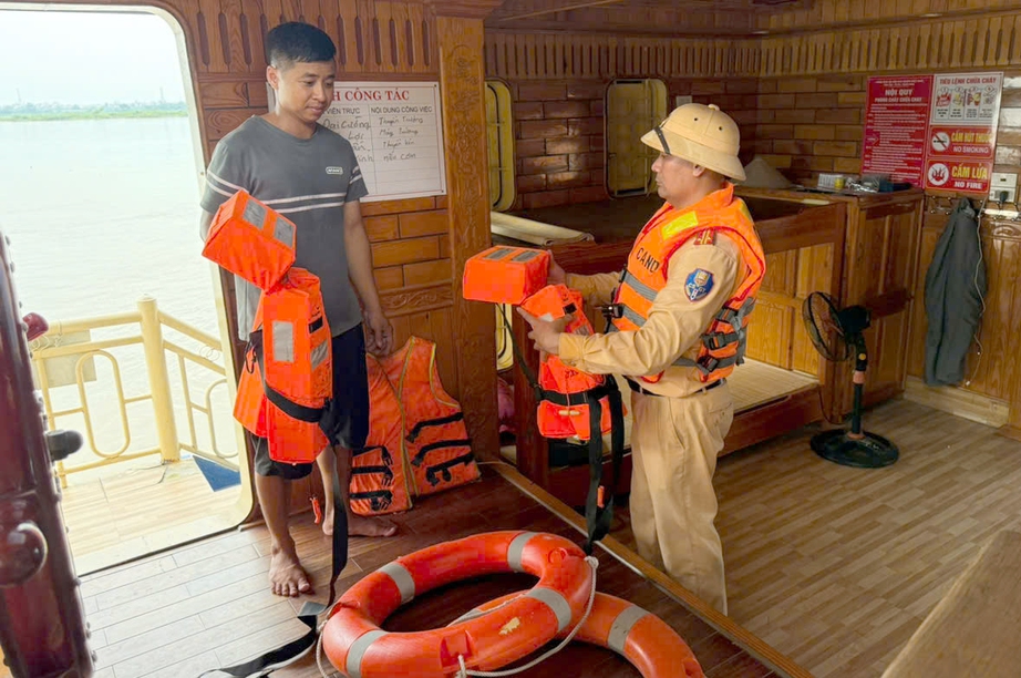 H&agrave; Nội: CSGT, c&ocirc;ng an x&atilde; trực tiếp hướng dẫn ph&ograve;ng chống b&atilde;o tại c&aacute;c bến ph&agrave;, l&agrave;ng ch&agrave;i- Ảnh 2.