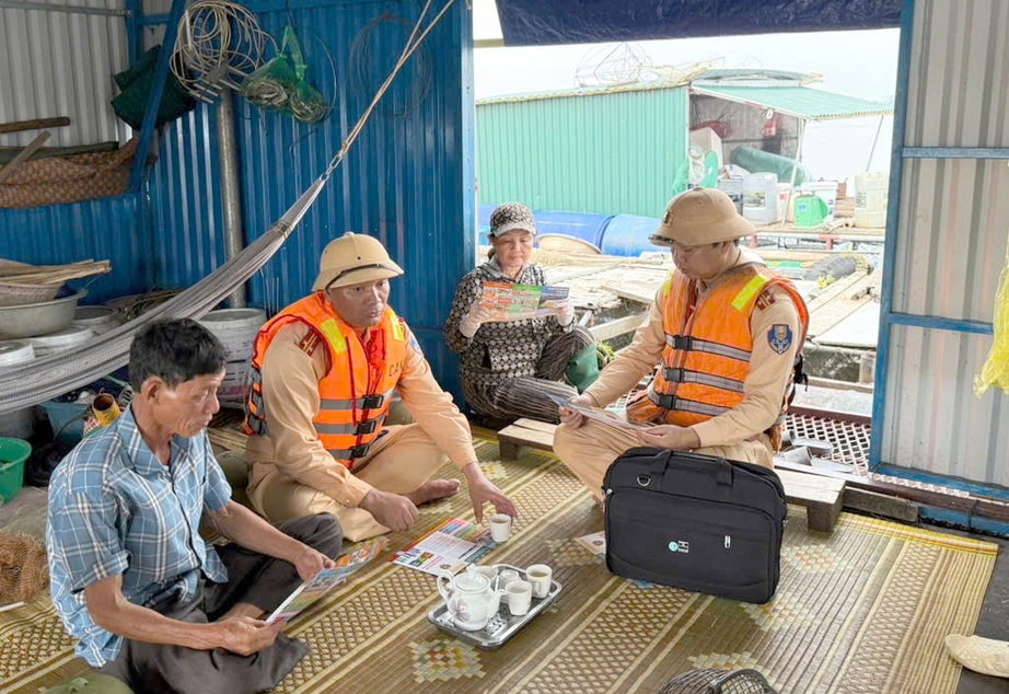 H&agrave; Nội: CSGT, c&ocirc;ng an x&atilde; trực tiếp hướng dẫn ph&ograve;ng chống b&atilde;o tại c&aacute;c bến ph&agrave;, l&agrave;ng ch&agrave;i- Ảnh 1.