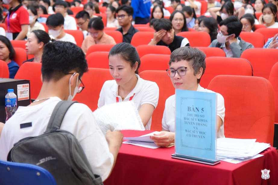 Bộ GD&ĐT c&ocirc;ng bố điểm s&agrave;n nh&oacute;m ng&agrave;nh sức khỏe 2025- Ảnh 1.